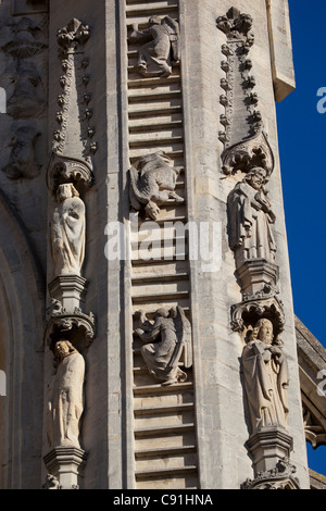 Bath Abbey Facade Detail with climbing angels on Jacobs Ladder Stock Photo - Alamy