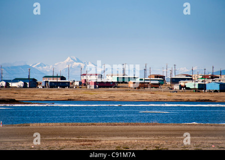 View of Kaktovik and Mount Chamberlin, the highest mountain in the Brooks Range, Barter Island, North Slope in Arctic Alaska Stock Photo
