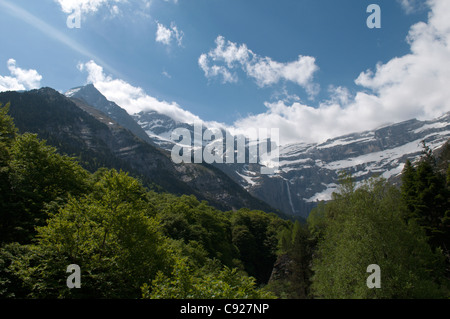 View towards the Cirque de Gavarnie from the path beside the Gavarnie river. Park National des Pyrenees, The Pyrenees. Stock Photo