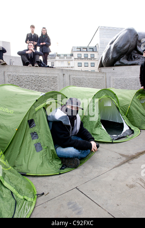 London, UK. 9th Nov 2011. A breakaway group of demonstrators sets up camp in Trafalgar Square and begins an occupation beneath Nelson's Column during a student march through London. The student march was called to protest against an increase in tuition fees and Government budget cuts. Stock Photo