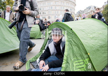 London, UK. 9th Nov 2011. A breakaway group of demonstrators sets up camp in Trafalgar Square and begins an occupation beneath Nelson's Column during a student march through London. The student march was called to protest against an increase in tuition fees and Government budget cuts. Stock Photo