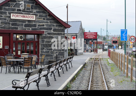 porthmadog railway station showing the line used for the journey to caernarfon gwynedd north wales uk Stock Photo