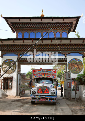 The border post at Samdrup Jongkhar, one of the few crossing points between Bhutan and India Stock Photo