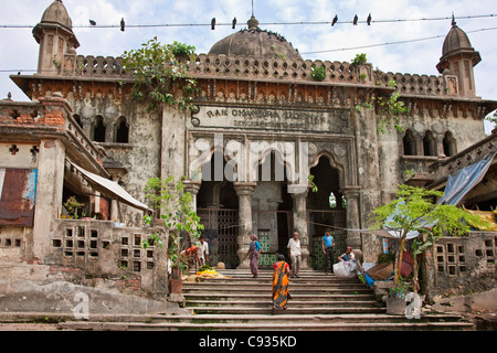 The dilapidated Zenana Bathing Ghat behind the busy Mullik Ghat flower market near Howrah bridge. Stock Photo