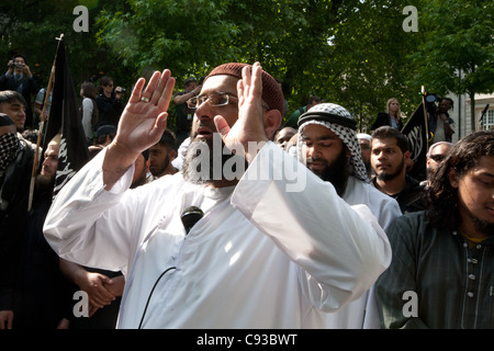 Members of the now banned extremist, 'Muslims Against Crusades' demonstrate at the US embassy, London Stock Photo