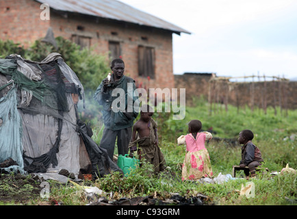 Displaced Congolese family living in a makeshift shelter, Kisoro, South West Uganda, East Africa. 28/1/2009. Photograph: Stuart Boulton/Alamy Stock Photo