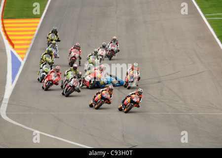 Crash at turn 1 at the Valencia Moto GP involving Valentino Rossi 46, Nicky Hayden 69, Randy De Puniet 14, Alvaro Bautista 19 Stock Photo