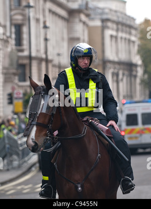 An officer of the Metropolitan Mounted Police in full riot gear Stock Photo