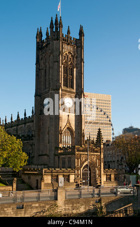 Manchester Cathedral, Victoria Street, Manchester, England, UK. Behind is the Wheel of Manchester and the Arndale Centre tower. Stock Photo