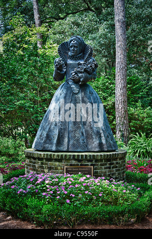 The world's largest bronze statue of HRH Queen Elizabeth I , The Elizabethan Gardens, Roanoke Island, North Carolina, USA Stock Photo
