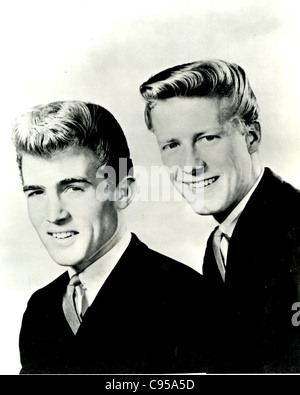 RIGHTEOUS BROTHERS Promotional photo of US vocal duo with Jan Berry at left and Dean Torrence Stock Photo