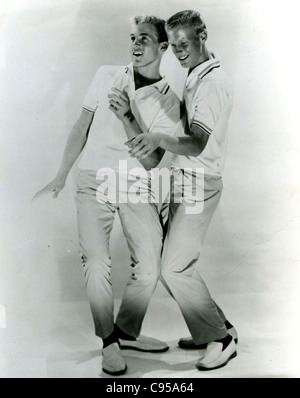 RIGHTEOUS BROTHERS Promotional photo of US vocal duo with Jan Berry at left and Dean Torrence Stock Photo