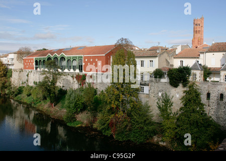 Th banks of the river Lot at Villeneuve sur Lot and the tower of L'eglise St Catherine Stock Photo