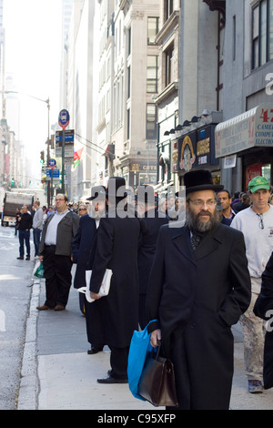 Jewish men on the streets of New York Stock Photo