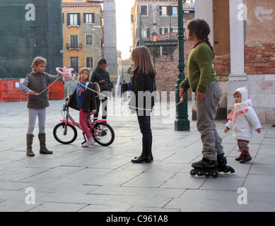 Giochi di strada - street games - Kids playing at Campo San Giacomo dell'orio, Venice, Italy Stock Photo