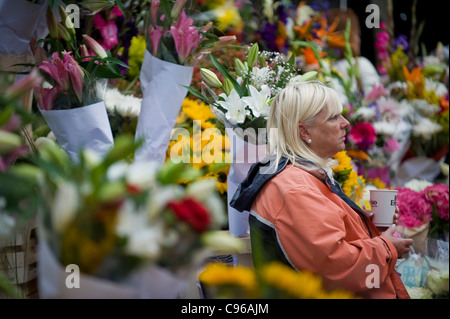 Monday 18 July 2011. Flower seller on Grafton Street, Dublin 2. Stock Photo