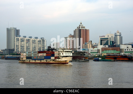 Freighter traffic on the Yangtze River at Jiujiang, China Stock Photo