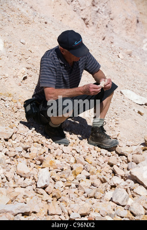 Man noodling (fossicking) for opals in the outback town of Coober Pedy, South Australia, Australia Stock Photo