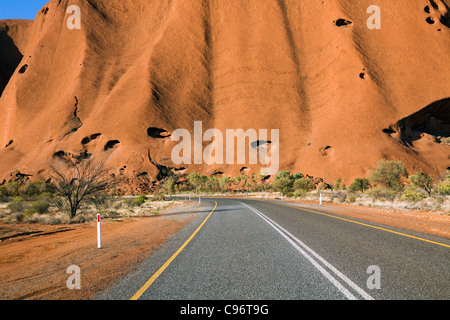 Road to Uluru (Ayers Rock).  Uluru-Kata Tjuta National Park, Northern Territory, Australia Stock Photo