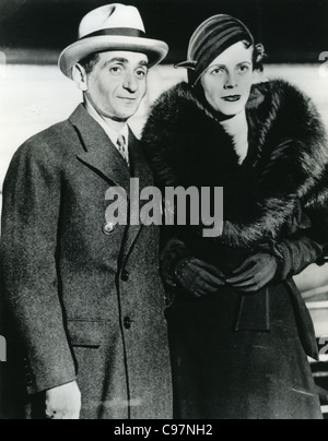 IRVING BERLIN US composer with second wife Ellin Mackay in October 1932 Stock Photo