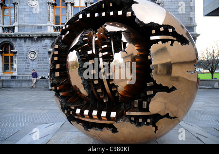 PAUL KORALEK 1967 SCULPTURE SPHERE WITHIN A SPHERE OUTSIDE THE BERKELEY LIBRARY AT TRINITY COLLEGE, DUBLIN Stock Photo