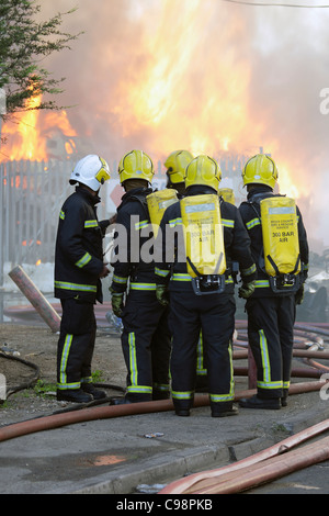 Incident commander briefing firefighters at the scene of a major fire. Stock Photo