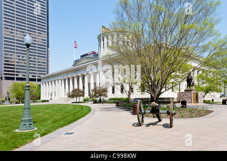 Civil war era canon at the corner of the Ohio Statehouse in downtown Columbus, Ohio. Stock Photo