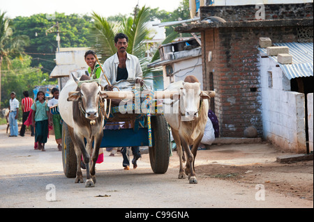 Indian people on a bullock cart traveling home from market. Andhra Pradesh, India Stock Photo