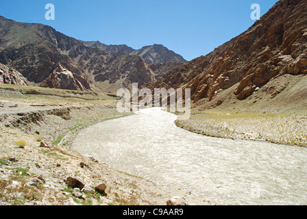 Road along River Sindu (Indus). Himalayan Mountain Ranges, Blue sky in the background, Leh, Jammu and Kashmir State, India. Stock Photo