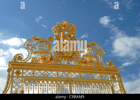 2008 restored: the golden gate of world-famous Château de Versailles, marking the entrance to the castle's cours d'honneurs Stock Photo