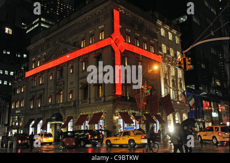 Christmas decoration red bow ribbon at the Cartier shop in 5th Avenue Midtown Manhattan New York NYC USA America Stock Photo