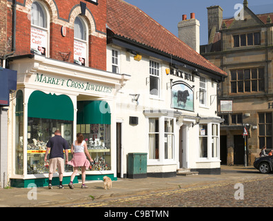 Black Bull Pub in Thirsk town centre Stock Photo - Alamy