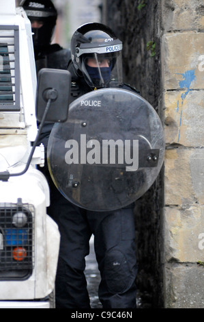 A female PSNI officer with riot shield during disturbances in the Bogside, Londonderry, Northern Ireland. Stock Photo