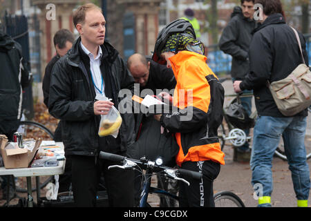 Cyclists were offered free safety checks on their bikes, leaflets and advice on cycling safely and a fee breakfast bag at the Exchanging Places cycle safety event in Victoria Park East London today. Coinciding with London's Road Safety week, Metropolitan Police traffic officers with partner agencies Stock Photo