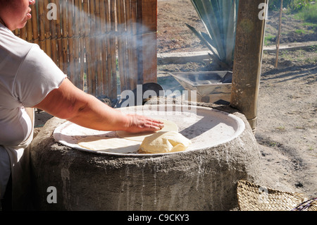 https://l450v.alamy.com/450v/c9cky3/mexico-oaxaca-woman-making-tortillas-outside-on-traditional-comal-c9cky3.jpg