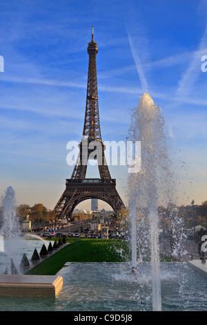 The Eiffel Tower from the Jardins de Trocadero, Paris, France. Seen through the fountains of the Trocadero Gardens. Stock Photo