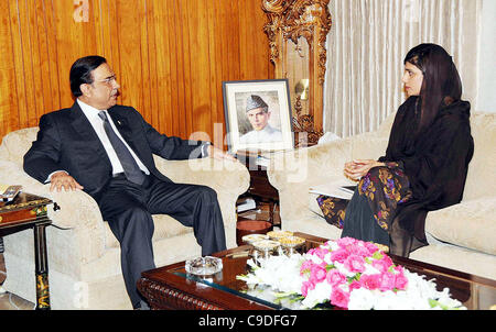 President, Asif Ali Zardari exchanges views with Federal  Minister for Foreign Affairs, Hina Rabbani Khar during - Stock Photo