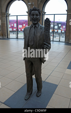 Ken Dodd and tickling stick statue at LIme Street station, Liverpool, Merseyside, Britain, UK