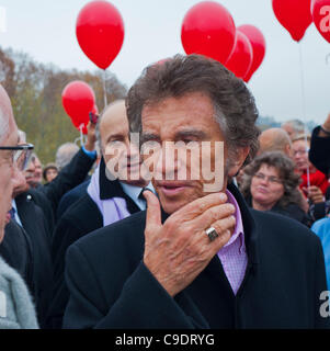Paris, France, Jack Lang, ex-French Culture Minister of the Socialist Party at Homage Memorial, Talking to Other Politicians on Street, french political party Stock Photo