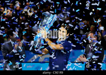 27.11.2011 London, England. [4] Roger Federer (SUI) poses with his Champion trophy after beating [7] Jo-Wilfried Tsonga (FRA) by two sets to one in the Final of the Barclays ATP World Tour Finals at The O2 Arena. Federer beat Tsonga to take the title in 3 sets 6-3 6-7 (6-8) 6-3 Stock Photo