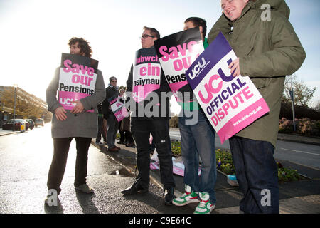 UCU (UNIVERSITY AND COLLEGE UNION) MEMBERS PICKETING OUTSIDE ABERYSTWYTH UNIVERSITY, Aberystwyth Wales UK, November 30 2011. An estimated 2 million public sector union members went on a one-day strike to protest at threats to their pension provision. Stock Photo