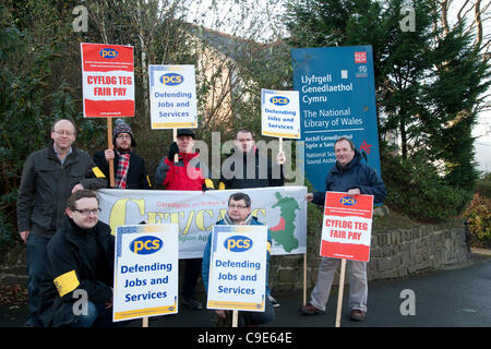 PCS (PUBLIC AND COMMERCIAL SERVICES) UNION MEMBERS PICKETING OUTSIDE THE NATIONAL LIBRARY OF WALES, Aberystwyth Wales UK, November 30 2011. An estimated 2 million public sector union members went on a one-day strike to protest at threats to their pension provision. Stock Photo