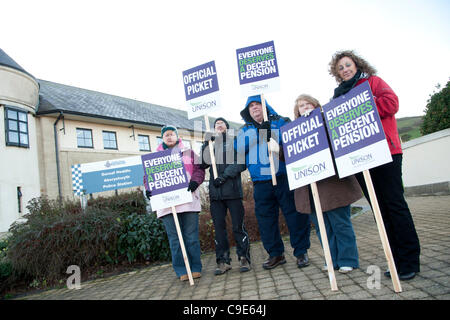 UNISON UNION MEMBERS PICKETING OUTSIDE ABERYSTWYTH POLICE STATION, Aberystwyth Wales UK, November 30 2011. An estimated 2 million public sector union members went on a one-day strike to protest at threats to their pension provision. Stock Photo