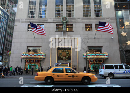 Tiffany & Co.  jewelry store decorated for Christmas holiday shopping season, Fifth Avenue, Manhattan, New York City, USA on Thursday, December 1, 2011. Stock Photo