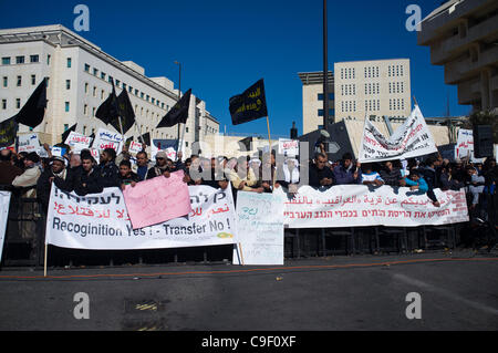 Thousands of Bedouins demonstrate opposite the Prime Minister's Office protesting the implementation of the Prawer Plan, suggesting relocation of 30,000 Bedouins from unrecognized villages in the Negev Desert into state planned towns.   Jerusalem, Israel. 11th December 2011. Stock Photo