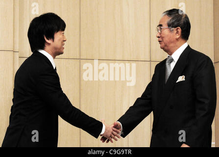 Dec. 21, 2011 - Tokyo, Japan - TORU HASHIMOTO(L), New Osaka Mayor meets with SHINTARO ISHIHARA, Tokyo Governor , on December 21, 2011in Tokyo, Japan. (Credit Image: © Hajime Takashi/Jana Press/ZUMAPRESS.com) Stock Photo