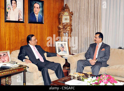 President, Asif Ali Zardari exchanges views with Prime Minister, Syed Yousuf Raza Gilani during meeting at Aiwan - Stock Photo