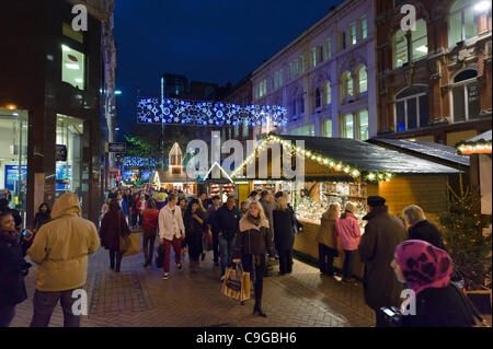 Nighttime crowds of last minute Christmas shoppers at the Frankfurt German Christmas Market on New Street, Birmingham, UK Stock Photo