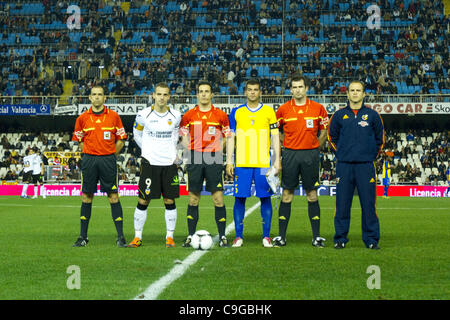 22/12//2011. Valencia, Spain  Copa del Rey, Football - Spain - Valencia CF vs. Cadiz CF - 16th finals ---------  Official photo with the captains and the referees Stock Photo