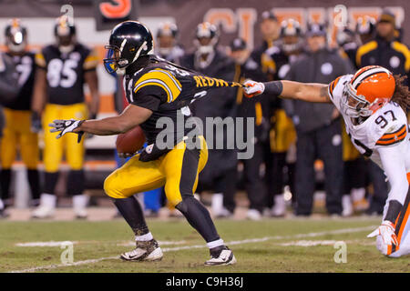 Cleveland Browns defensive end Isaac Rochell (98) runs after the ball  during an NFL football game against the Pittsburgh Steelers, Thursday,  Sept. 22, 2022, in Cleveland. (AP Photo/Kirk Irwin Stock Photo - Alamy